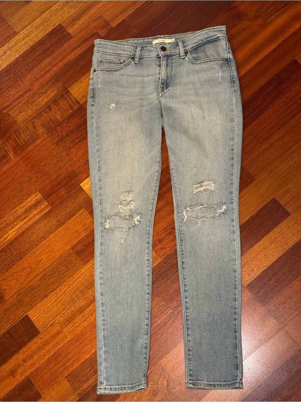 Women’s Light Wash Distressed Levi’s Skinny Jeans